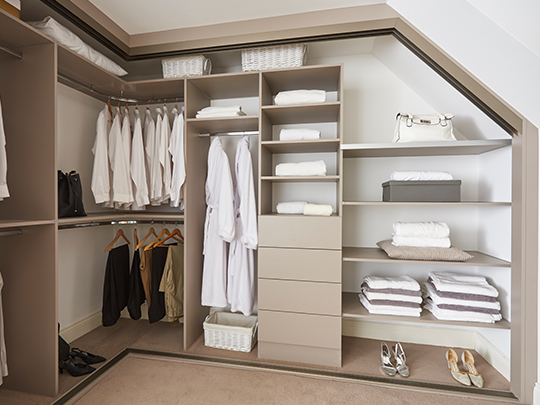 S700 Traditional Angled Wardrobe Interior